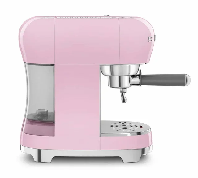 Vaaleanpunainen SMEG ECF02PKEU espressokone, 1950-luvun vintage-tyylillä.