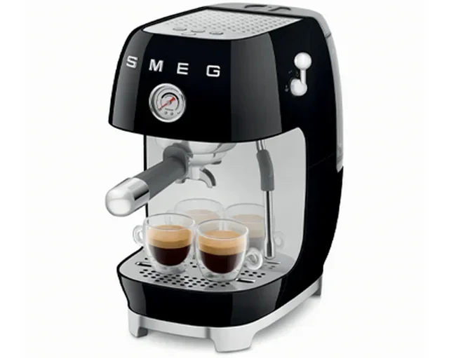 Macchina da caffè espresso SMEG ECF03BLEU, colore nero, con funzione per la preparazione del caffè a freddo (cold brew)