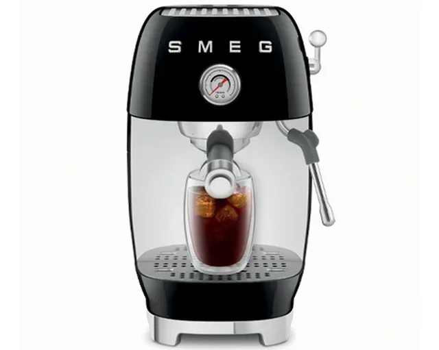 Macchina da caffè espresso SMEG ECF03BLEU, colore nero, con funzione per la preparazione del caffè a freddo (cold brew)