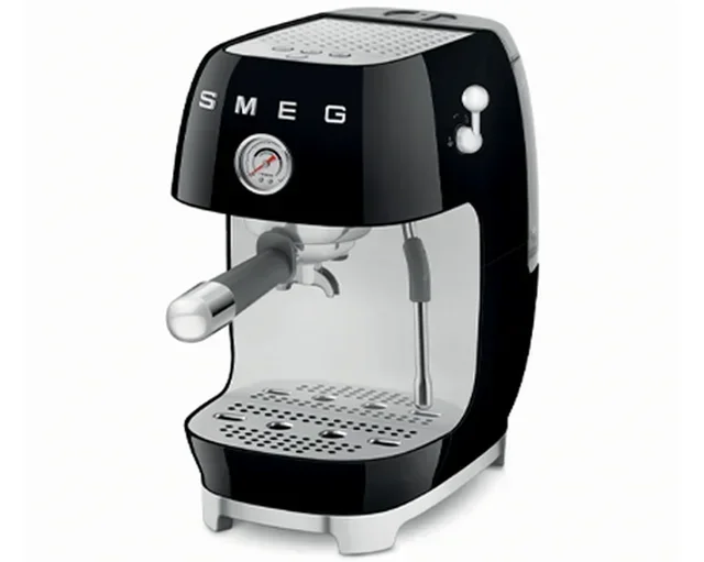 Macchina da caffè espresso SMEG ECF03BLEU, colore nero, con funzione per la preparazione del caffè a freddo (cold brew)