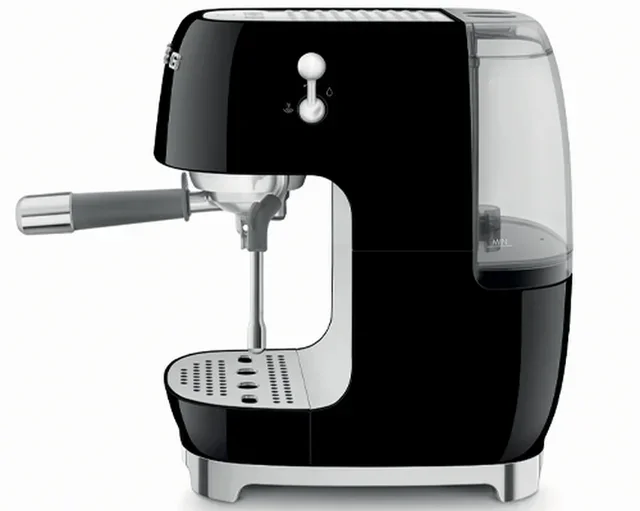 Macchina da caffè espresso SMEG ECF03BLEU, colore nero, con funzione per la preparazione del caffè a freddo (cold brew)