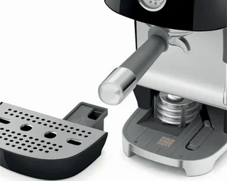 Macchina da caffè espresso SMEG ECF03BLEU, colore nero, con funzione per la preparazione del caffè a freddo (cold brew)