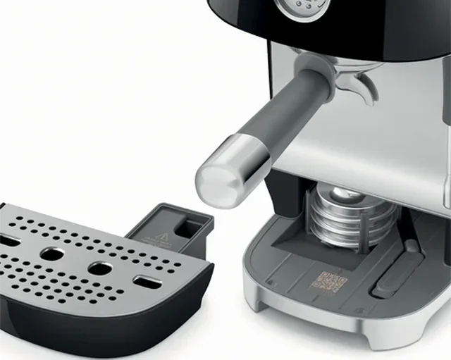 Macchina da caffè espresso SMEG ECF03BLEU, colore nero, con funzione per la preparazione del caffè a freddo (cold brew)