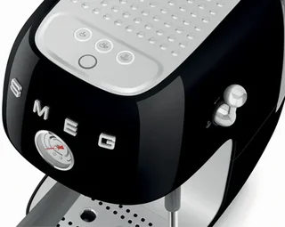 Macchina da caffè espresso SMEG ECF03BLEU, colore nero, con funzione per la preparazione del caffè a freddo (cold brew)
