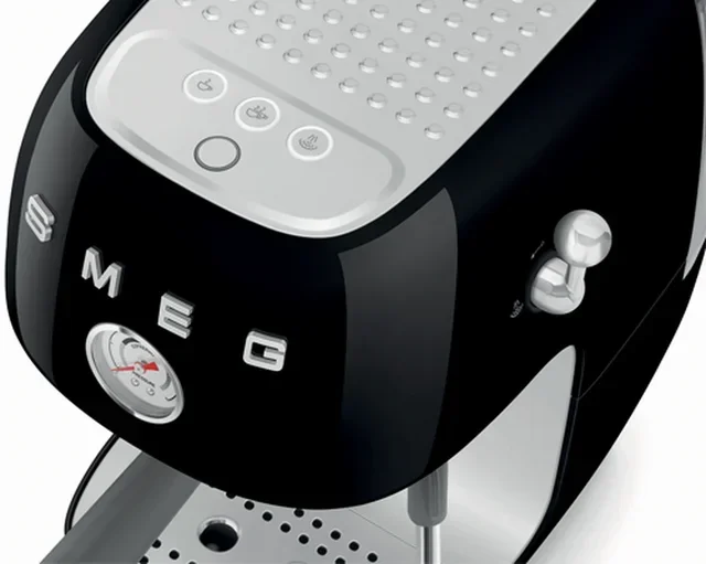 Macchina da caffè espresso SMEG ECF03BLEU, colore nero, con funzione per la preparazione del caffè a freddo (cold brew)