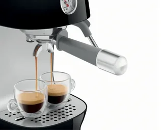 Macchina da caffè espresso SMEG ECF03BLEU, colore nero, con funzione per la preparazione del caffè a freddo (cold brew)