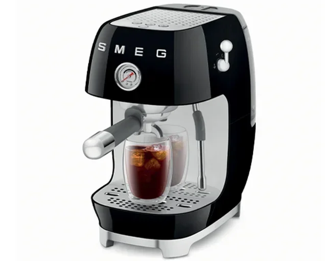Macchina da caffè espresso SMEG ECF03BLEU, colore nero, con funzione per la preparazione del caffè a freddo (cold brew)
