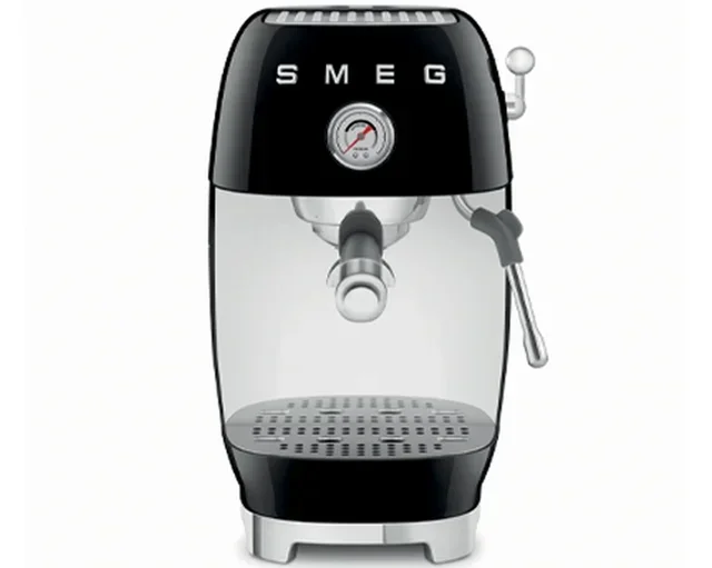 Macchina da caffè espresso SMEG ECF03BLEU, colore nero, con funzione per la preparazione del caffè a freddo (cold brew)