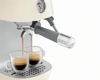 Macchina espresso SMEG ECF03CREU colore crema con funzione Cold Brew