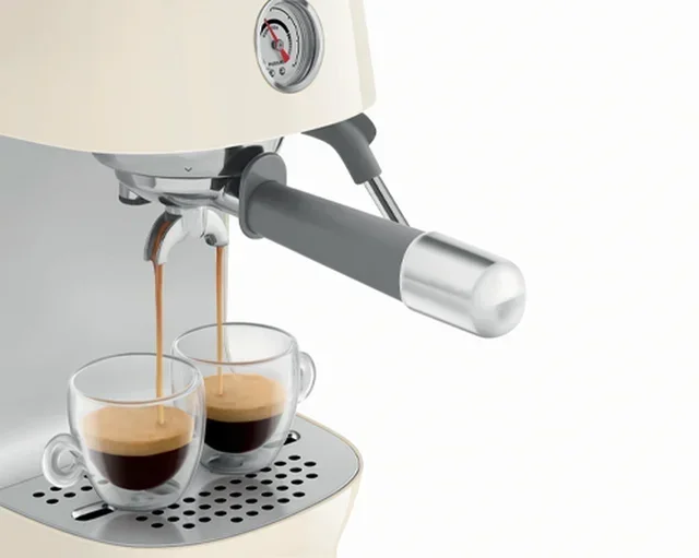 Macchina espresso SMEG ECF03CREU colore crema con funzione Cold Brew