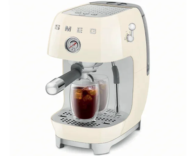 Macchina espresso SMEG ECF03CREU colore crema con funzione Cold Brew