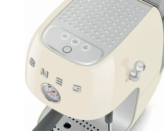 Macchina espresso SMEG ECF03CREU colore crema con funzione Cold Brew