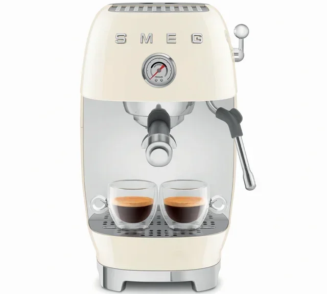 Macchina espresso SMEG ECF03CREU colore crema con funzione Cold Brew