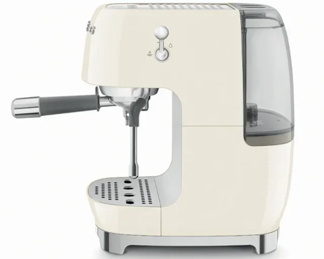 Macchina espresso SMEG ECF03CREU colore crema con funzione Cold Brew