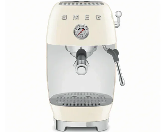 Macchina espresso SMEG ECF03CREU colore crema con funzione Cold Brew