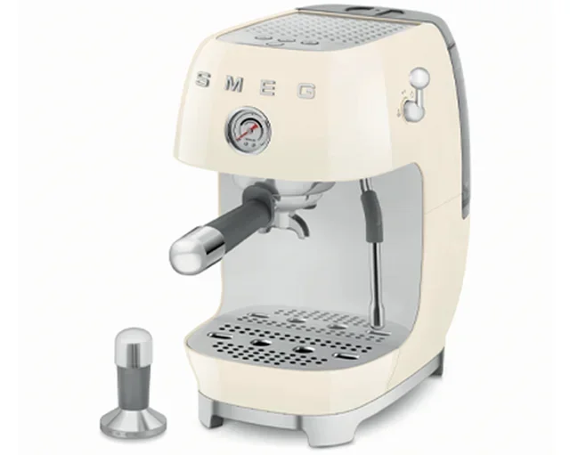 Macchina espresso SMEG ECF03CREU colore crema con funzione Cold Brew