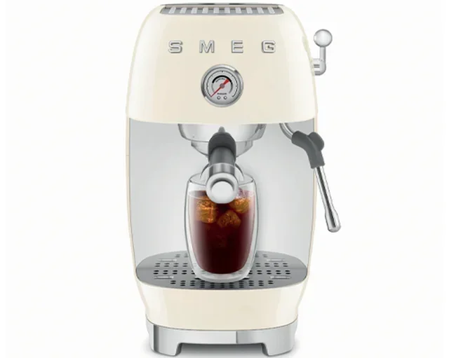 Macchina espresso SMEG ECF03CREU colore crema con funzione Cold Brew