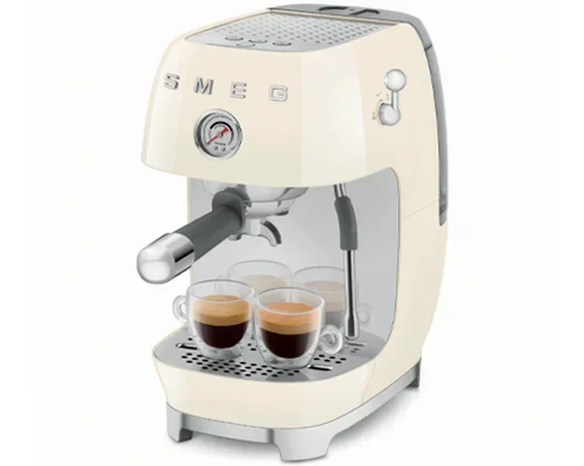 Macchina espresso SMEG ECF03CREU colore crema con funzione Cold Brew