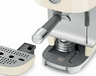 Macchina espresso SMEG ECF03CREU colore crema con funzione Cold Brew