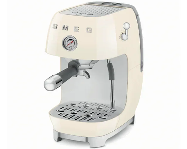 Macchina espresso SMEG ECF03CREU colore crema con funzione Cold Brew