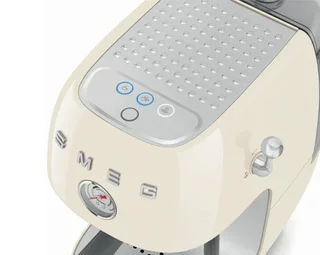 Macchina espresso SMEG ECF03CREU colore crema con funzione Cold Brew