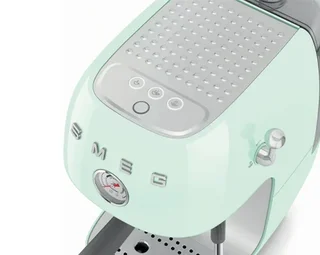 Macchina per caffè espresso SMEG ECF03PGEU, colore verde, con funzione Cold Brew.