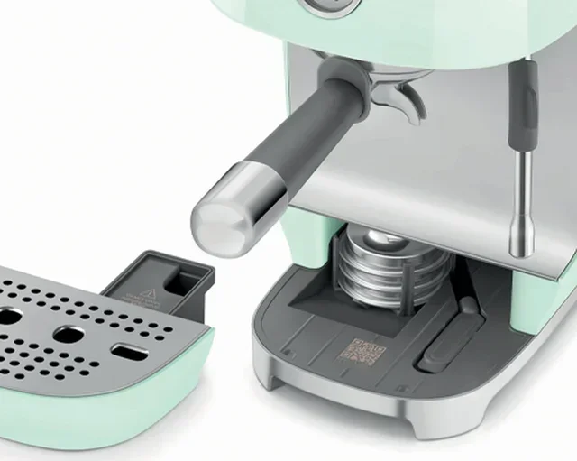 Macchina per caffè espresso SMEG ECF03PGEU, colore verde, con funzione Cold Brew.