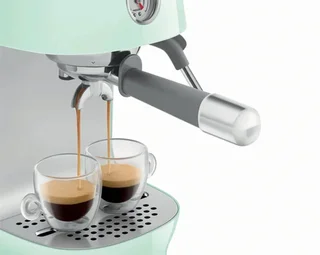 Macchina per caffè espresso SMEG ECF03PGEU, colore verde, con funzione Cold Brew.