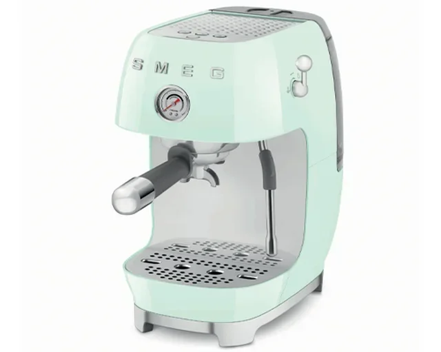 Macchina per caffè espresso SMEG ECF03PGEU, colore verde, con funzione Cold Brew.