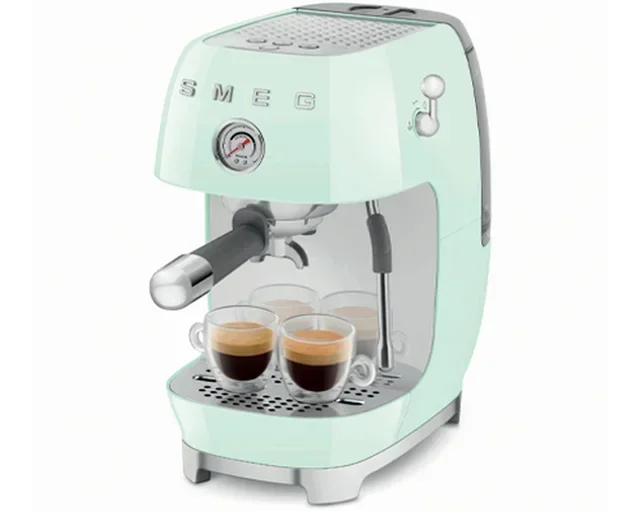 Macchina per caffè espresso SMEG ECF03PGEU, colore verde, con funzione Cold Brew.