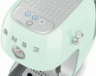 Macchina per caffè espresso SMEG ECF03PGEU, colore verde, con funzione Cold Brew.