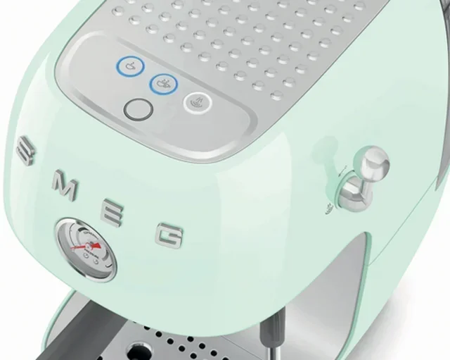 Macchina per caffè espresso SMEG ECF03PGEU, colore verde, con funzione Cold Brew.