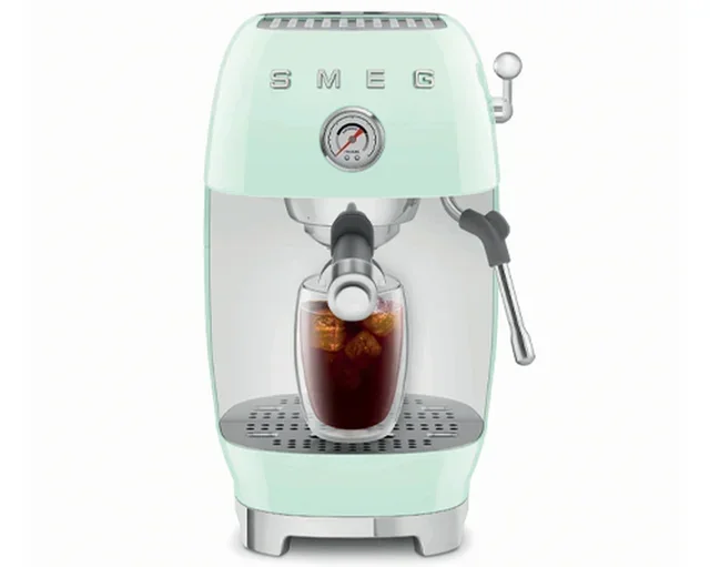 Macchina per caffè espresso SMEG ECF03PGEU, colore verde, con funzione Cold Brew.