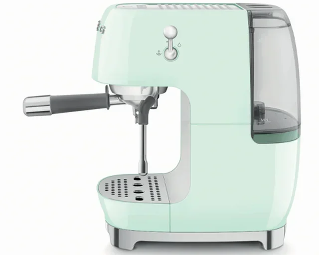 Macchina per caffè espresso SMEG ECF03PGEU, colore verde, con funzione Cold Brew.