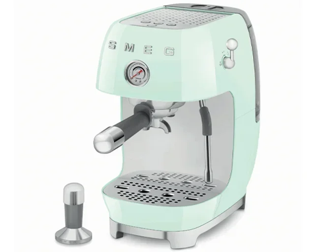 Macchina per caffè espresso SMEG ECF03PGEU, colore verde, con funzione Cold Brew.