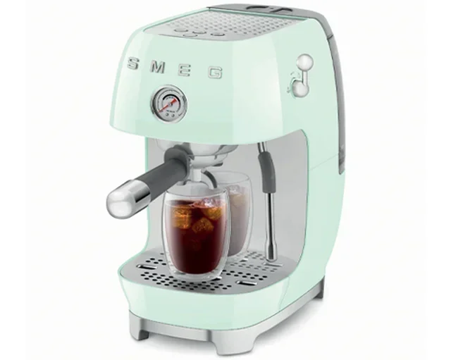 Macchina per caffè espresso SMEG ECF03PGEU, colore verde, con funzione Cold Brew.