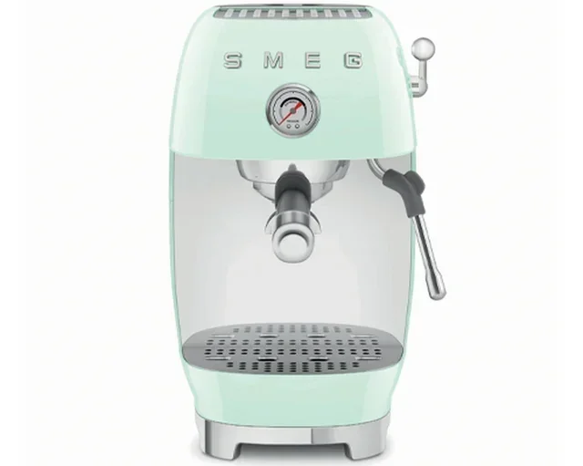 Macchina per caffè espresso SMEG ECF03PGEU, colore verde, con funzione Cold Brew.