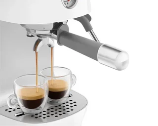 Macchina da caffè espresso SMEG ECF03WHEU, colore bianco, con funzione Cold Brew