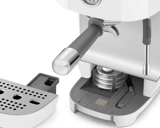 Macchina da caffè espresso SMEG ECF03WHEU, colore bianco, con funzione Cold Brew