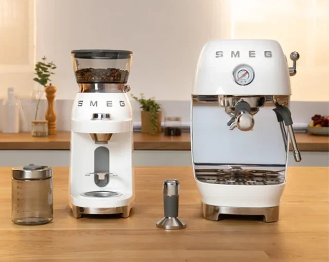 Macchina da caffè espresso SMEG ECF03WHEU, colore bianco, con funzione Cold Brew