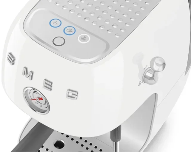 Macchina da caffè espresso SMEG ECF03WHEU, colore bianco, con funzione Cold Brew