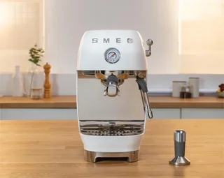 Macchina da caffè espresso SMEG ECF03WHEU, colore bianco, con funzione Cold Brew