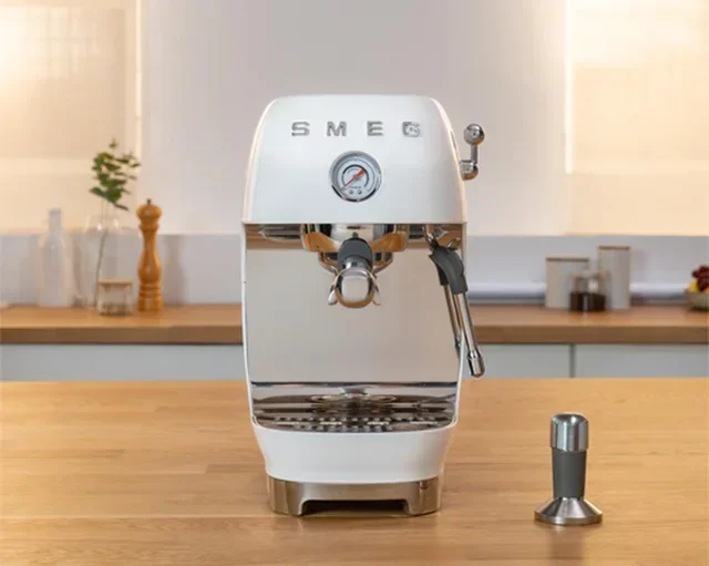 Macchina da caffè espresso SMEG ECF03WHEU, colore bianco, con funzione Cold Brew