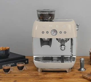 SMEG EGF03CREU Kräm 50-tal espressomaskin med inbyggd kvarn