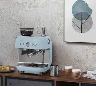 Cafetera espresso SMEG EGF03PBEU Azul Cielo Estilo Años 50 con molinillo incorporado