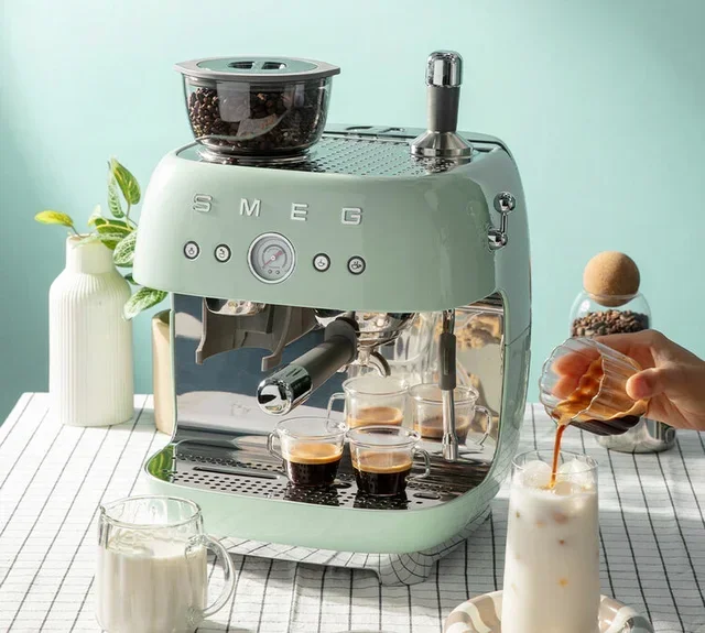 Máquina de espresso SMEG EGF03PGEU Verde agua años 50 con molinillo integrado