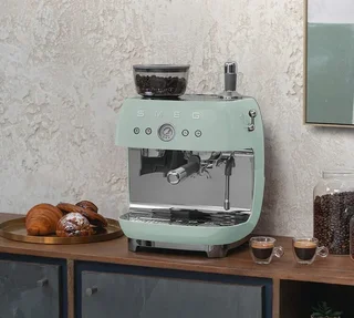 Máquina de espresso SMEG EGF03PGEU Verde agua años 50 con molinillo integrado