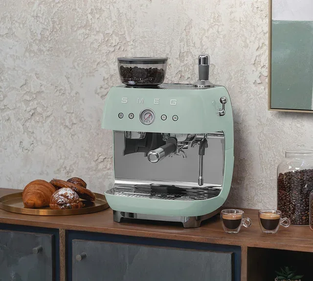 Máquina de espresso SMEG EGF03PGEU Verde agua años 50 con molinillo integrado