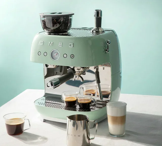 Máquina de espresso SMEG EGF03PGEU Verde agua años 50 con molinillo integrado