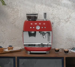 SMEG EGF03RDEU Röd Espressomaskin Retro 50-tal med inbyggd kaffekvarn